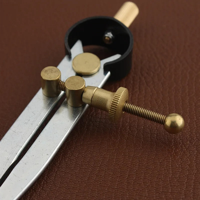 Wing Divider with Lockable Adjustment