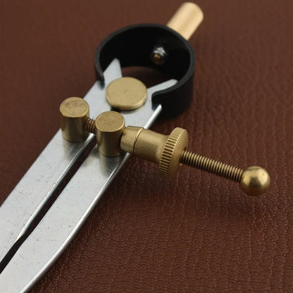 Wing Divider with Lockable Adjustment